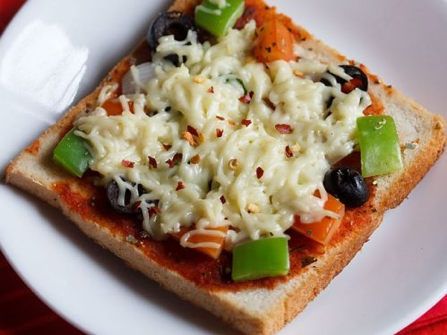 Bread Pizza {on a skillet (tawa) or pan }