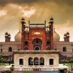 Front_gate_of_badshahi_mosque-1280×720-1