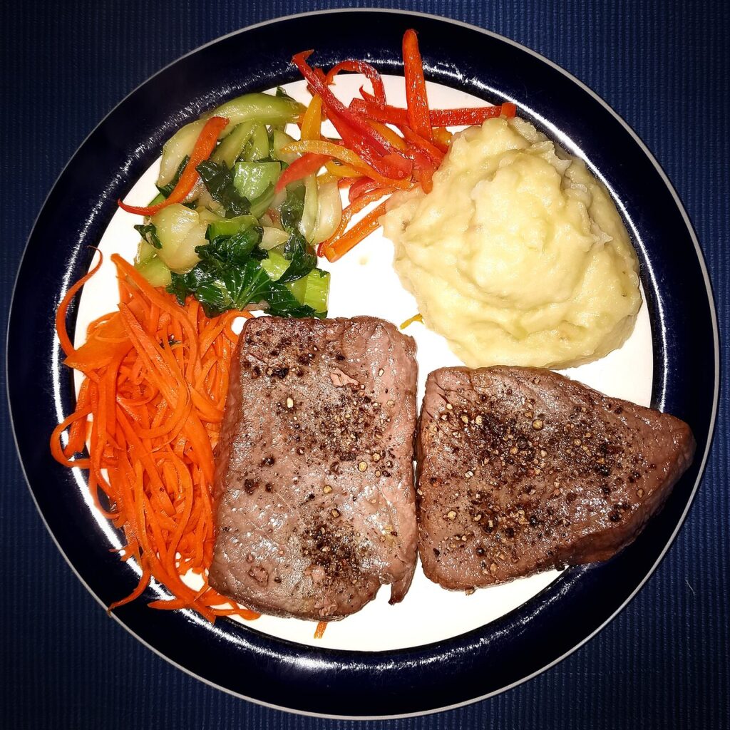 Steak with vegetables and mashed potatoes